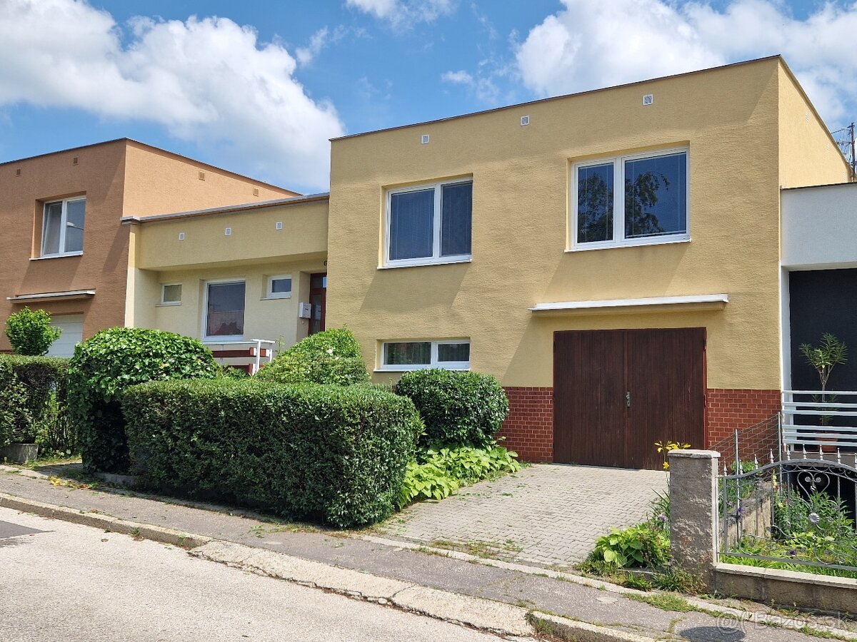 4-izbový dom s garážou na Zobore - prenájom