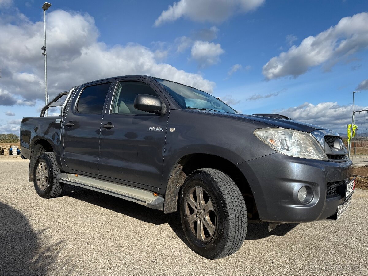 TOYOTA HILUX 2.5D 4X4 + UZÁVIERKA ZAD. DIFERENCIÁLU