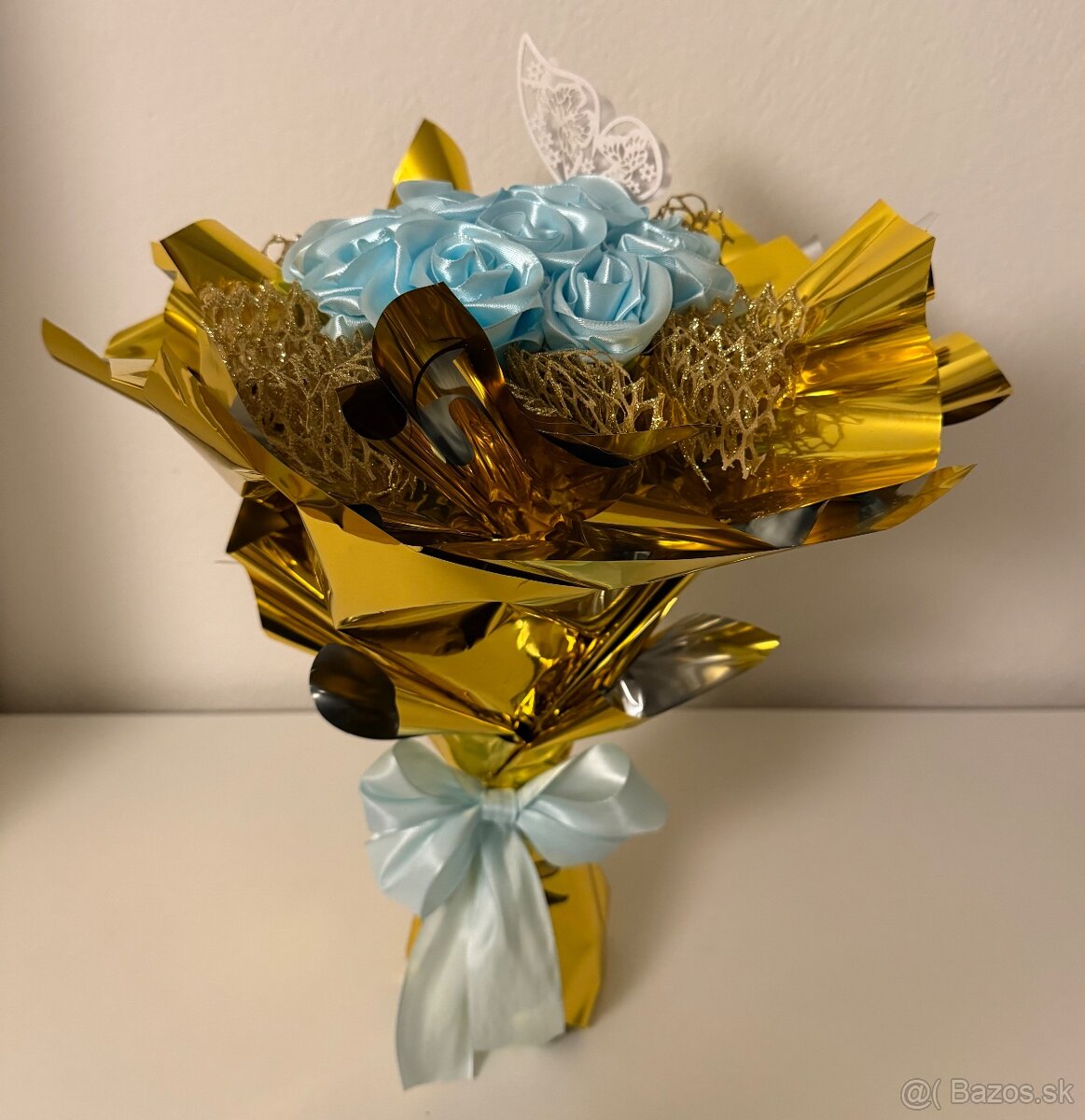 Saténová kytica v zlatej a modrej farbe