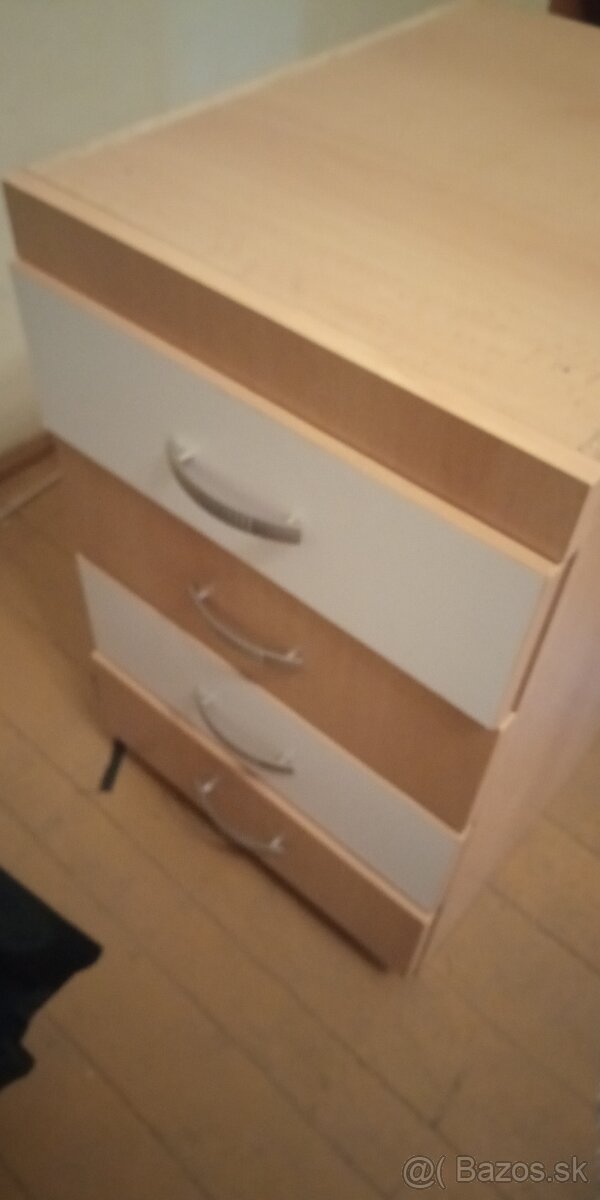 Stôl kuch.skrinky,stoličky,botnik