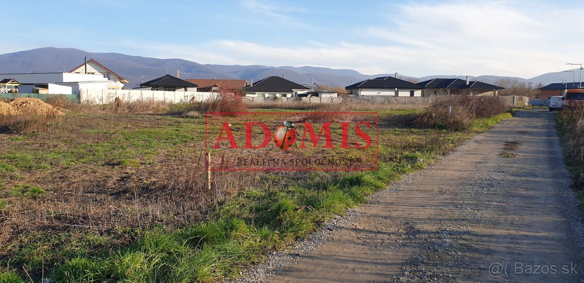 ADOMIS - predám pekný stavebný pozemok s povolením 756m2 Čaň