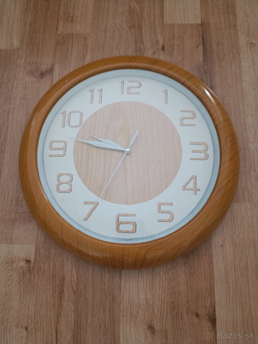 Nástenné hodiny