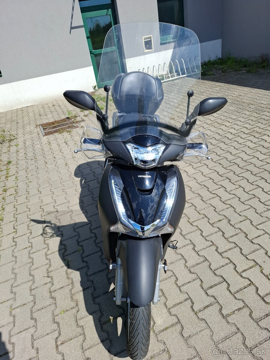 Predam skuter Honda SH125i