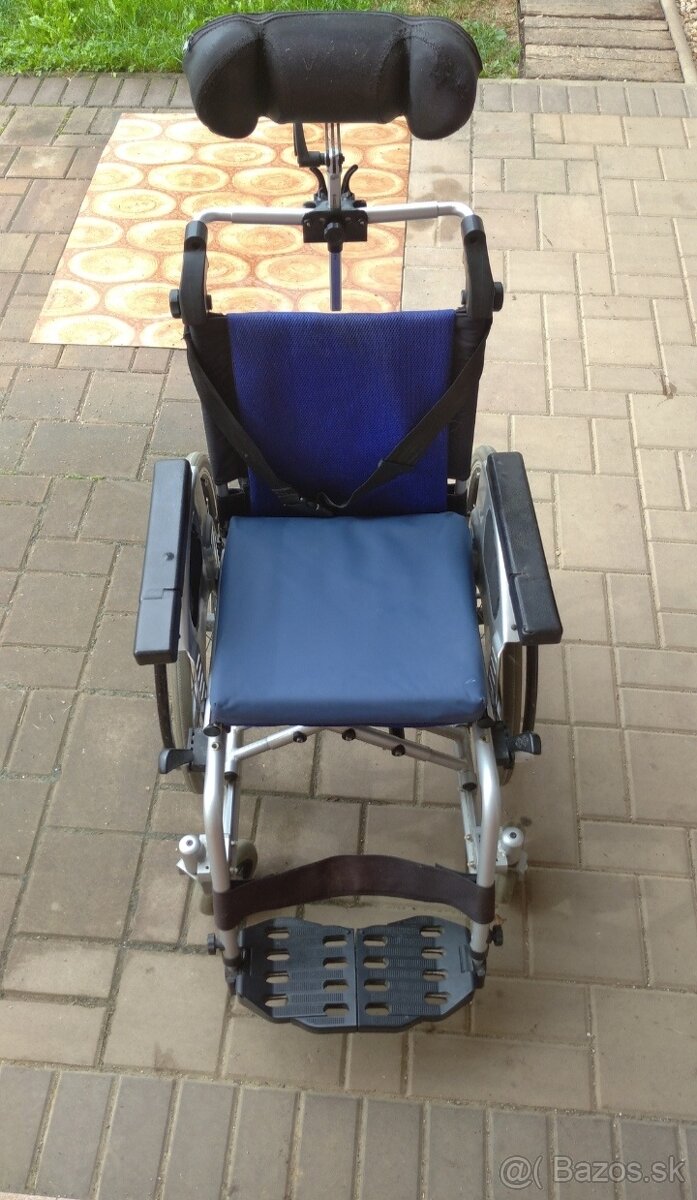 Detský invalidný vozík