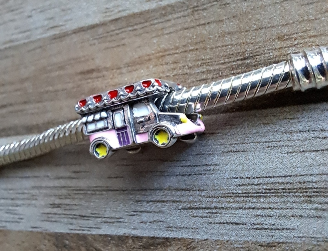 Prívesok Ružový Karavan