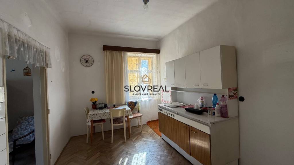 SLOVREAL - Na predaj 1 izbový byt Kremnica - CENTRUM