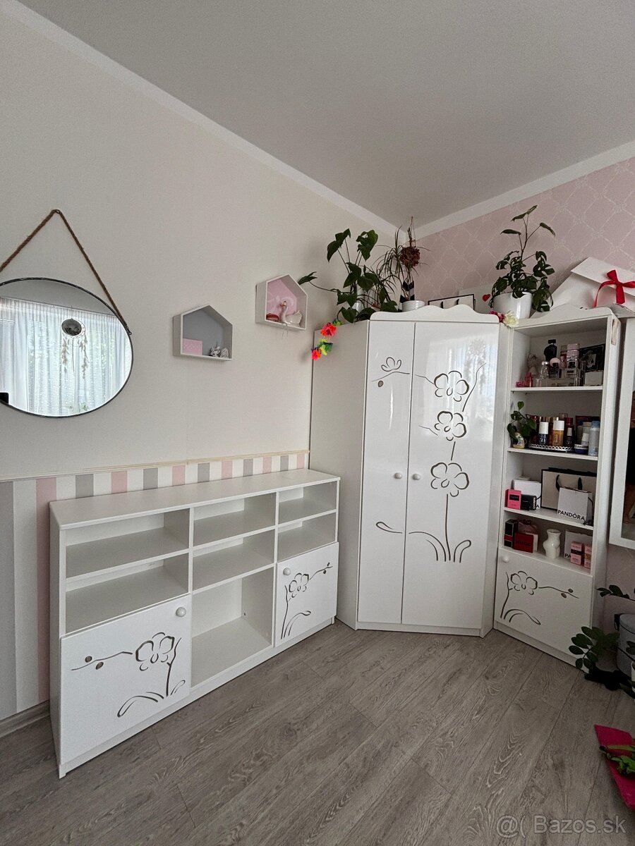 Krásny nábytok pre slečnu