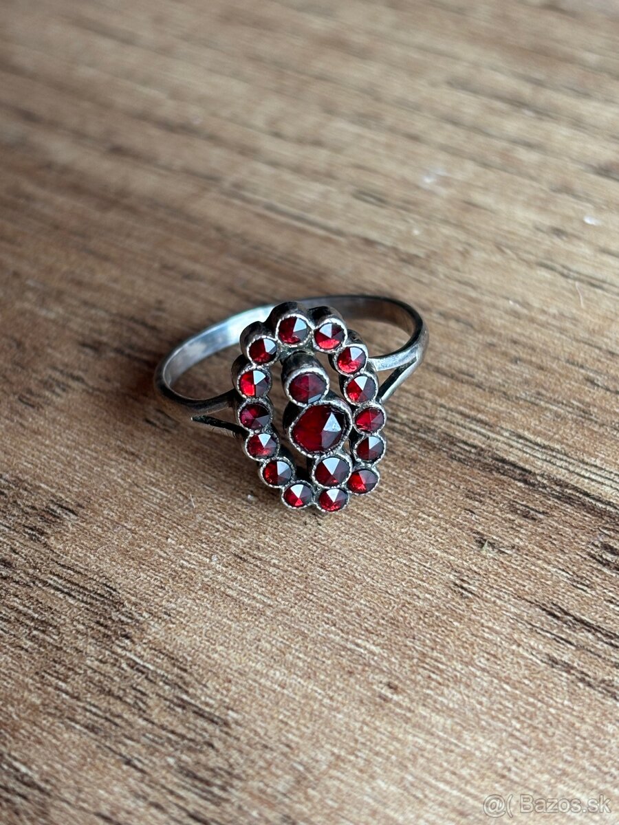 Strieborný prsteň - cesky granat