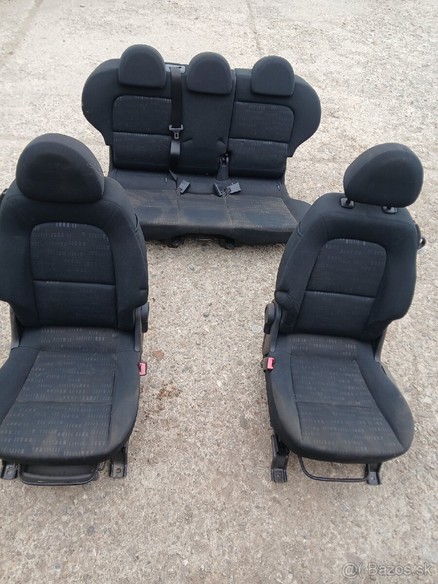 Mitsubishi Colt CZ3 - sedačky