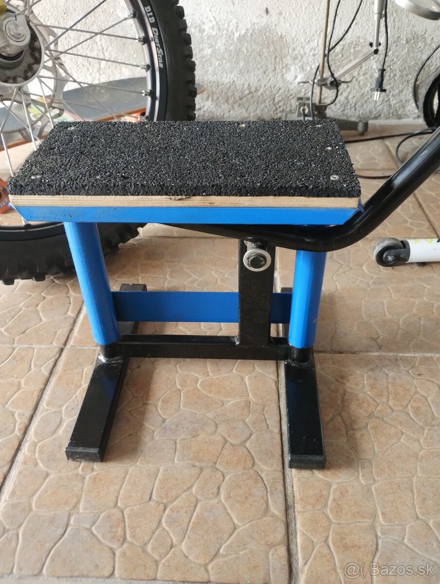 stojan na moto