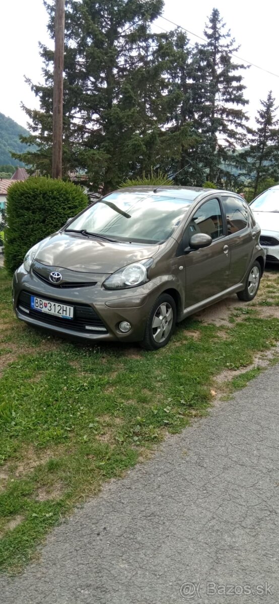 Predam Toyota Aygo r.v.2013 automat