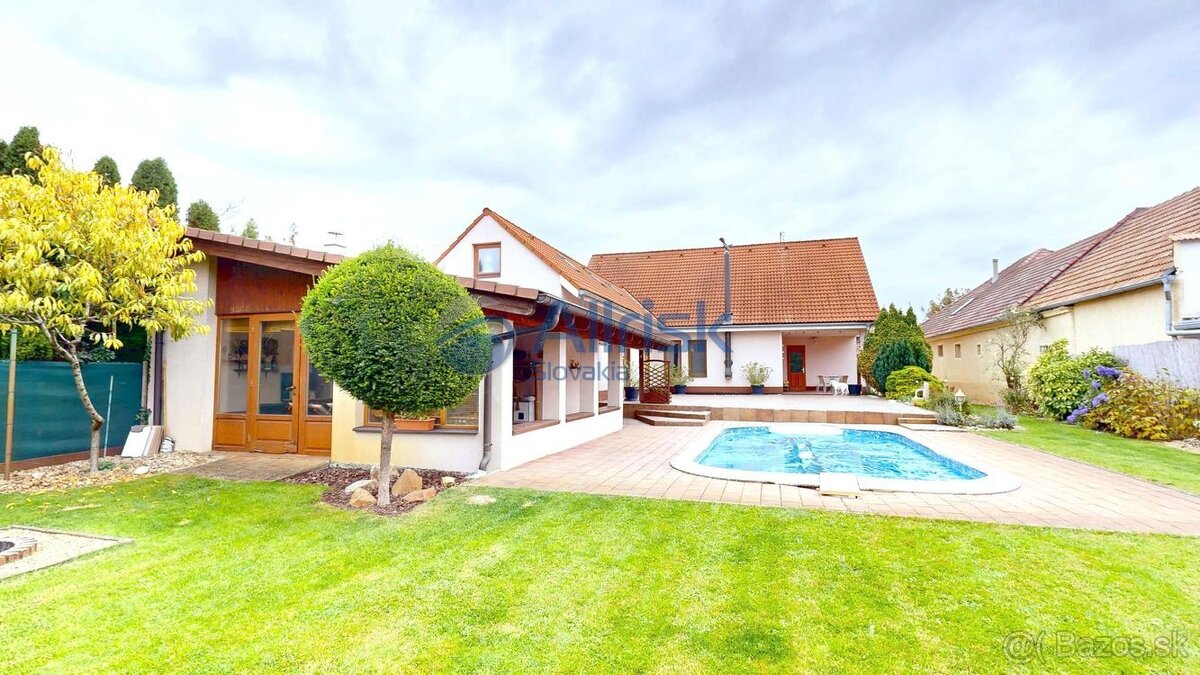 REZERVOVANÉ Rodinný dom s bazénom, letnou kuchyňou a vôňou d