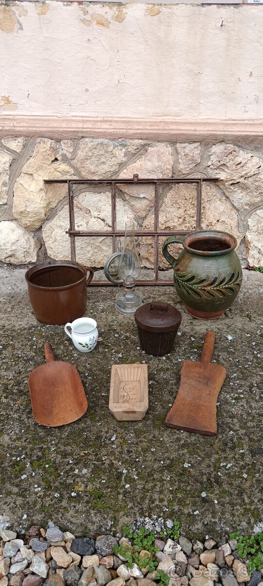 Džbán, okno, buclák, petrolejka, forma na maslo..