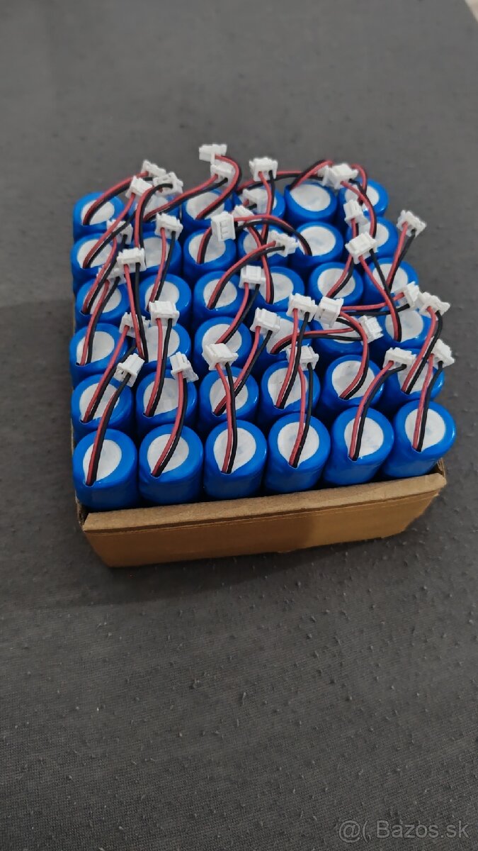 Li-Ion bateriové články nabíjatelné.