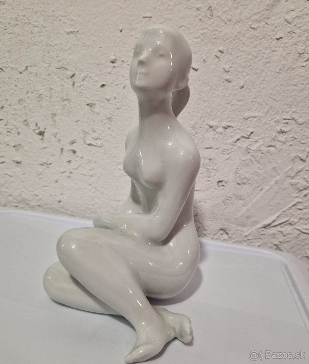 Royal Dux keramická žena