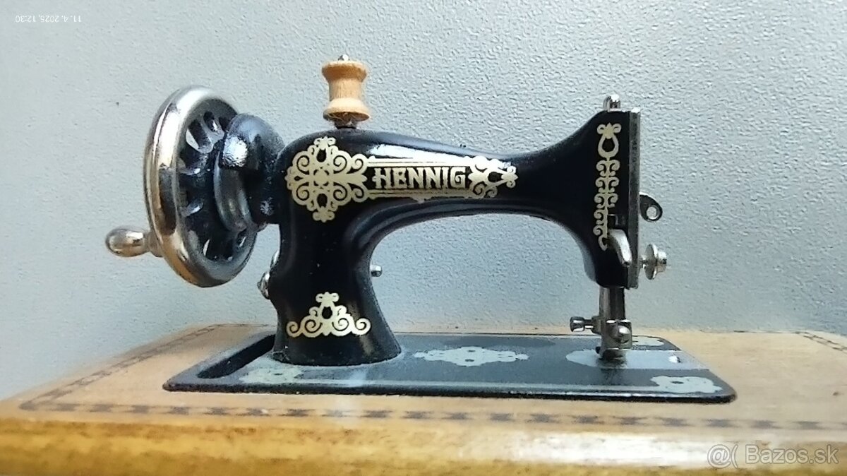 Šijací stroj mini vintage HENNIG