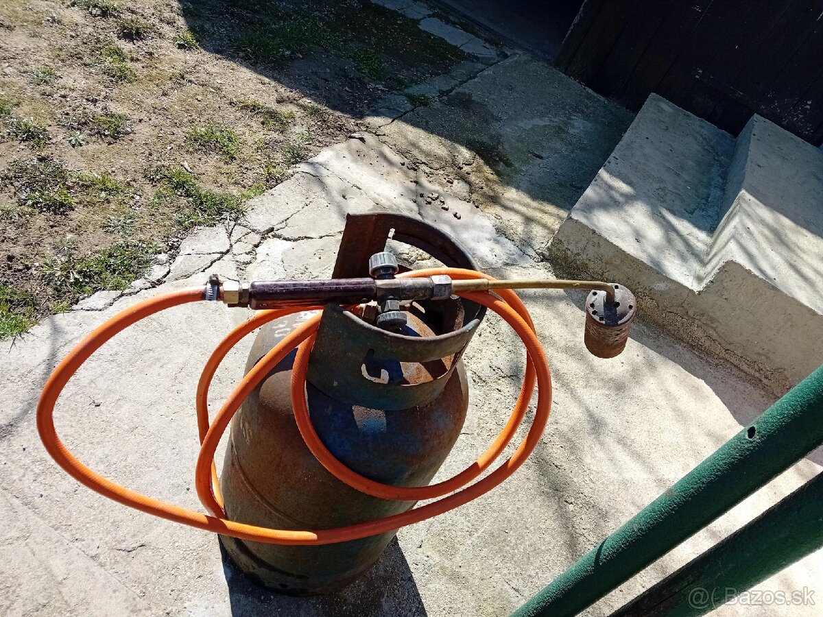 Predám bombu s horákom 50 eur,zabijačkovú pištol 40 eur