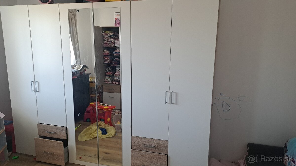 Šatníková skriňa