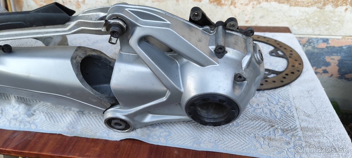 Bmw r 1200, 1250 gs zadna kyvna vidlica s prevodovkou