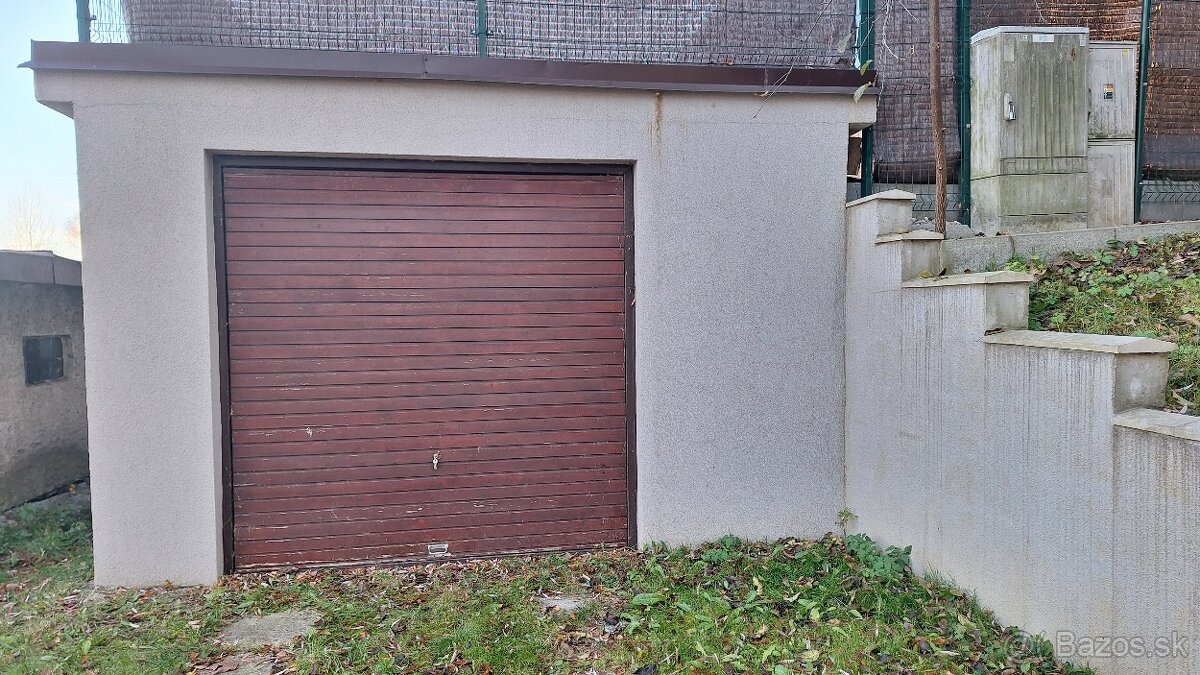 Garáž nad políciou s elektrinou a parkovacím miestom