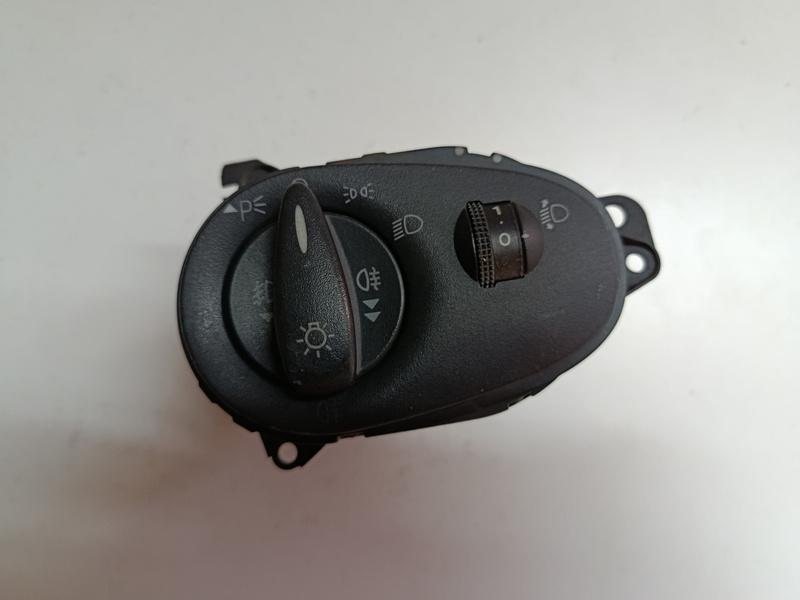 vypinac svetiel Ford focus 2m5t13a024 20€