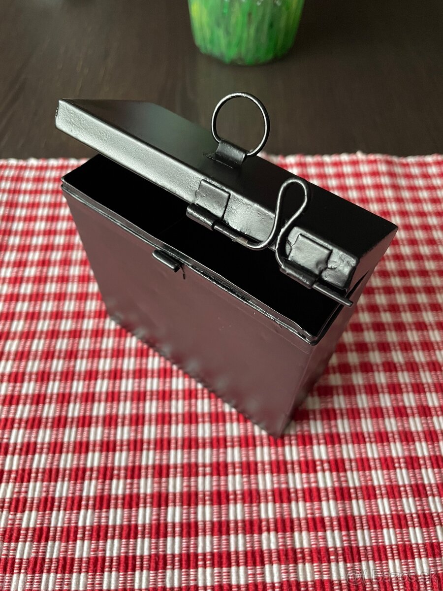 Stará plechová krabička