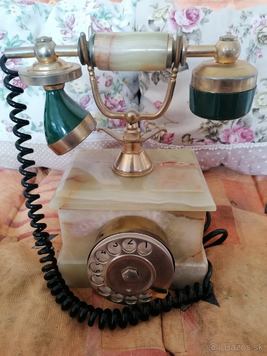 Rustikálny starý telefón