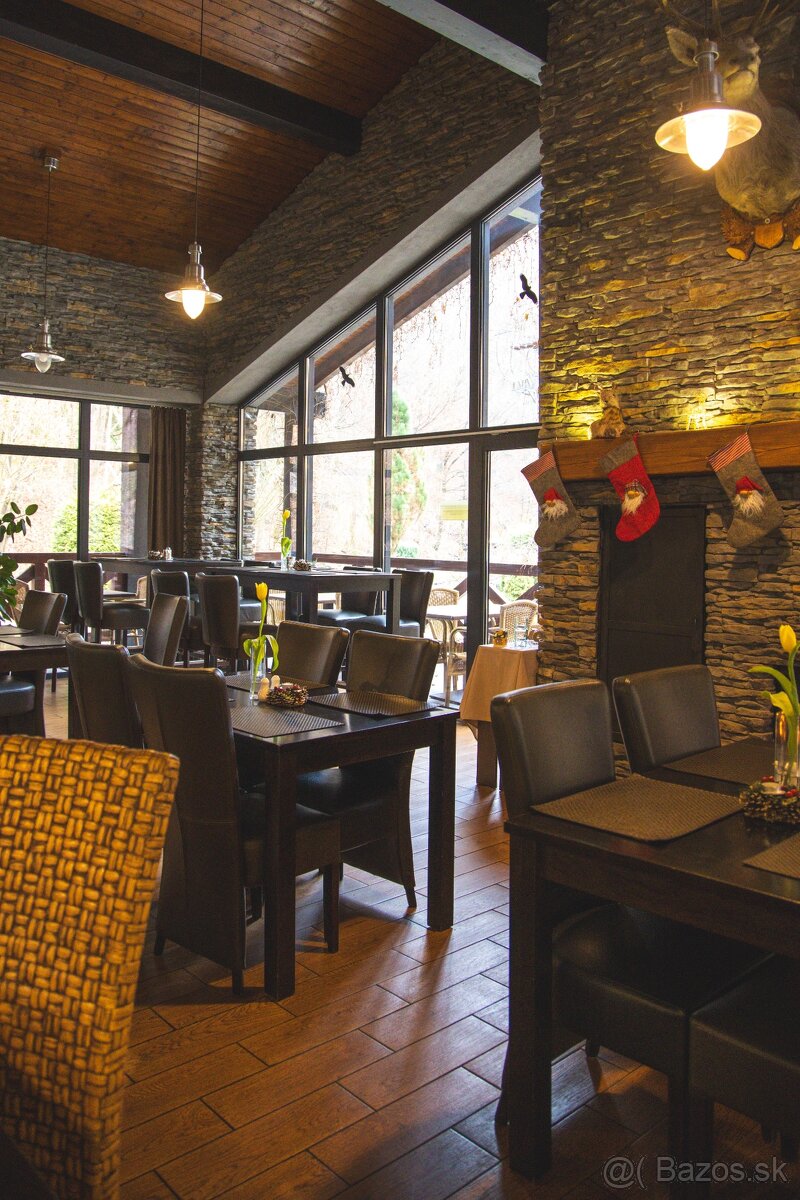čašnik/ servirka v restauracii Čierna ovca