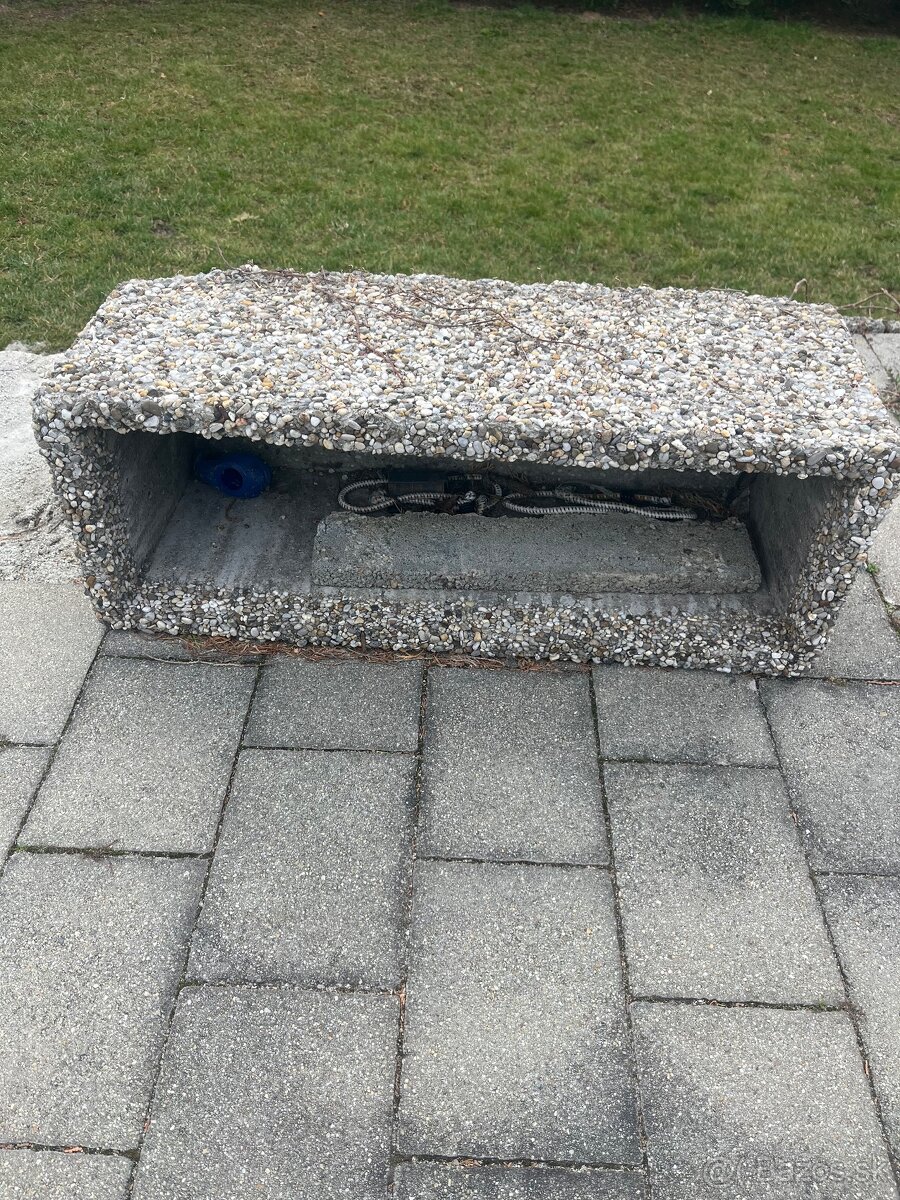 Predám betónový kvetináč 80x30x30