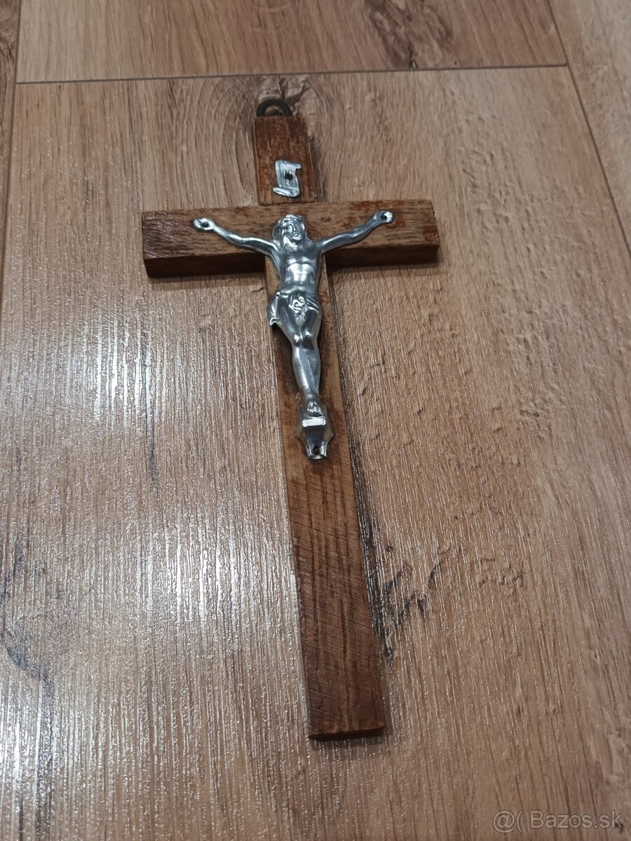 Drevený závesný kríž