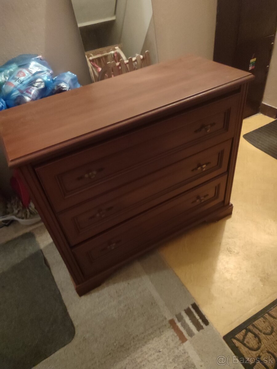 Hnedá komoda