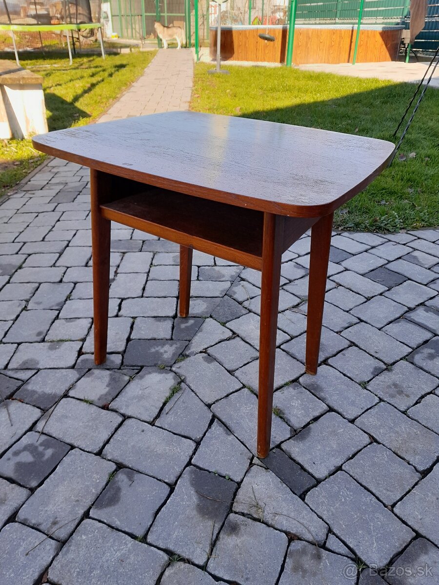 Predám rozne stoly a stolíky