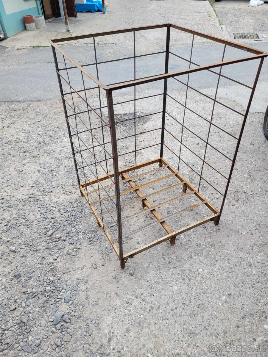 Železná klietka na drevo