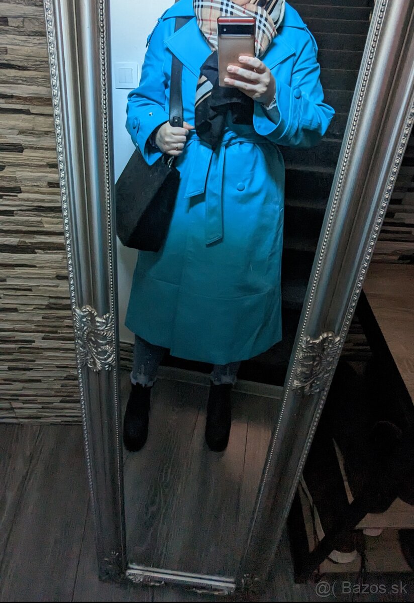 Extravagantný dámsky kabát
