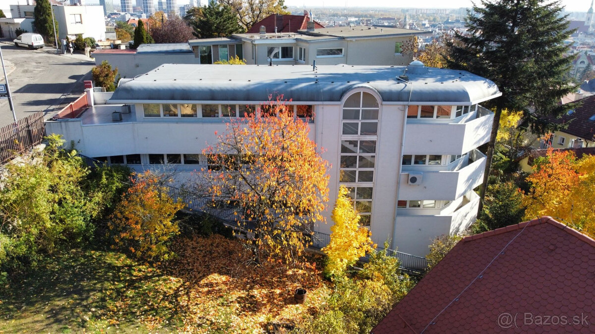Výnimočná investičná príležitosť pod Slavínom – vila s panor