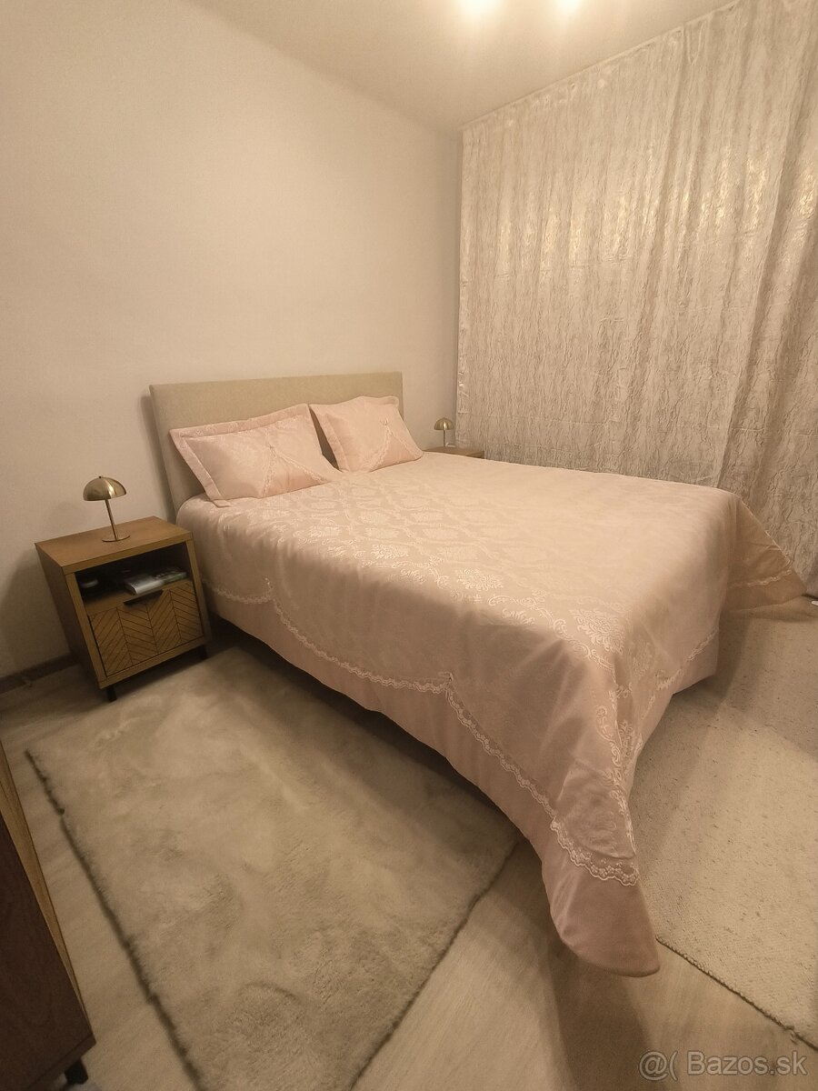 Prehoz na posteľ s dvomi obliečkami na zahlavok