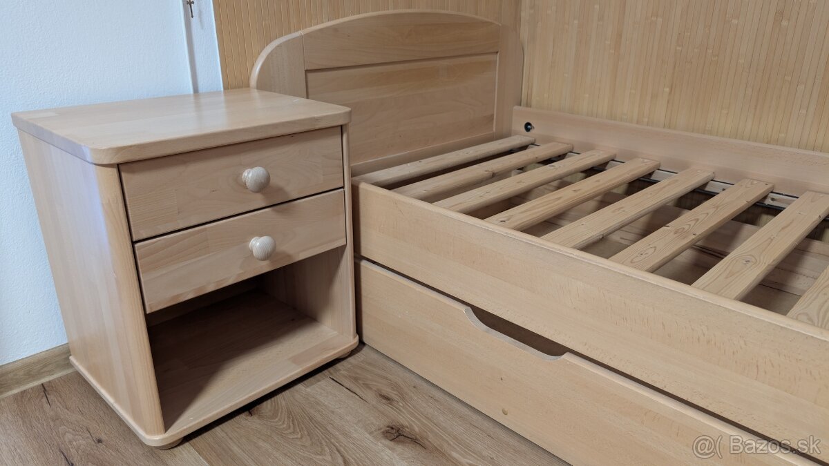Bukový nočný stolík