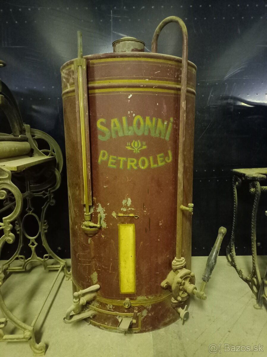 Starožitná kupecká zásobňa na petrolej