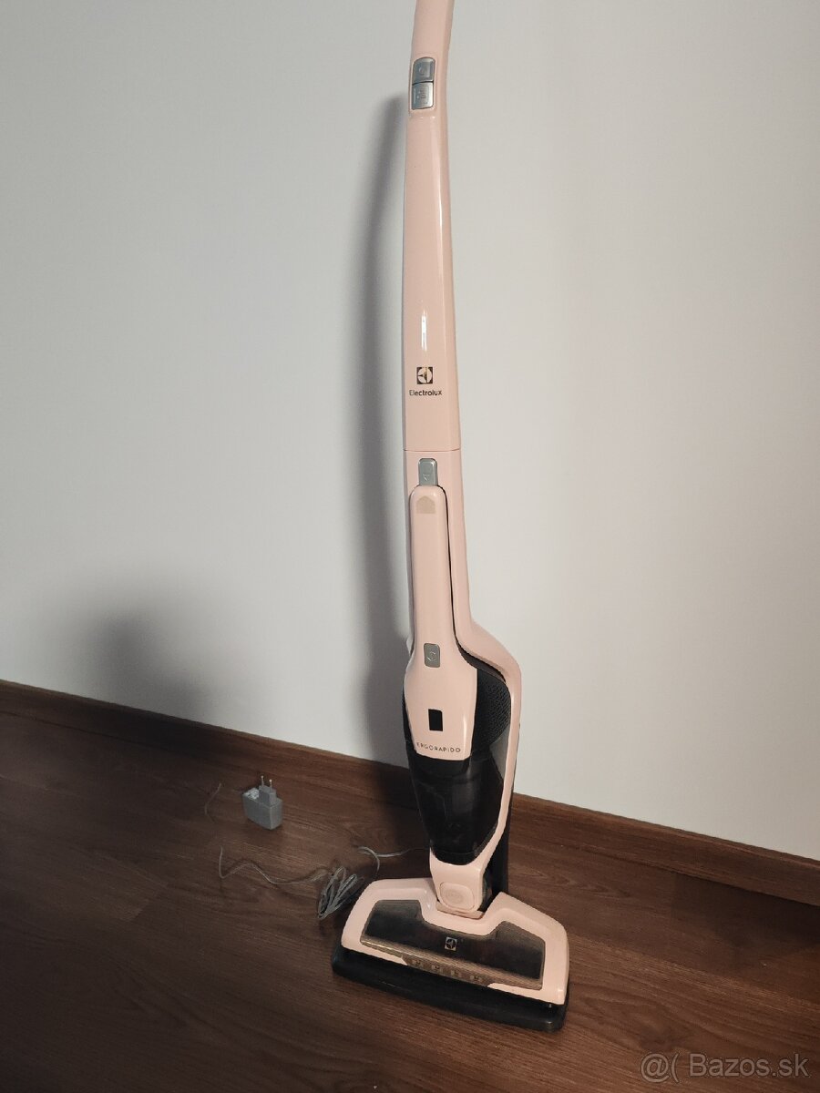 Rucny vysavac Elektrolux ERGO RAPID AR144L15