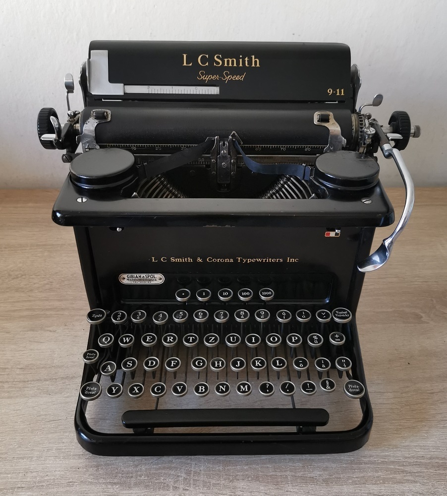 Starožitný písací stroj LC Smith Super Speed z roku 1937