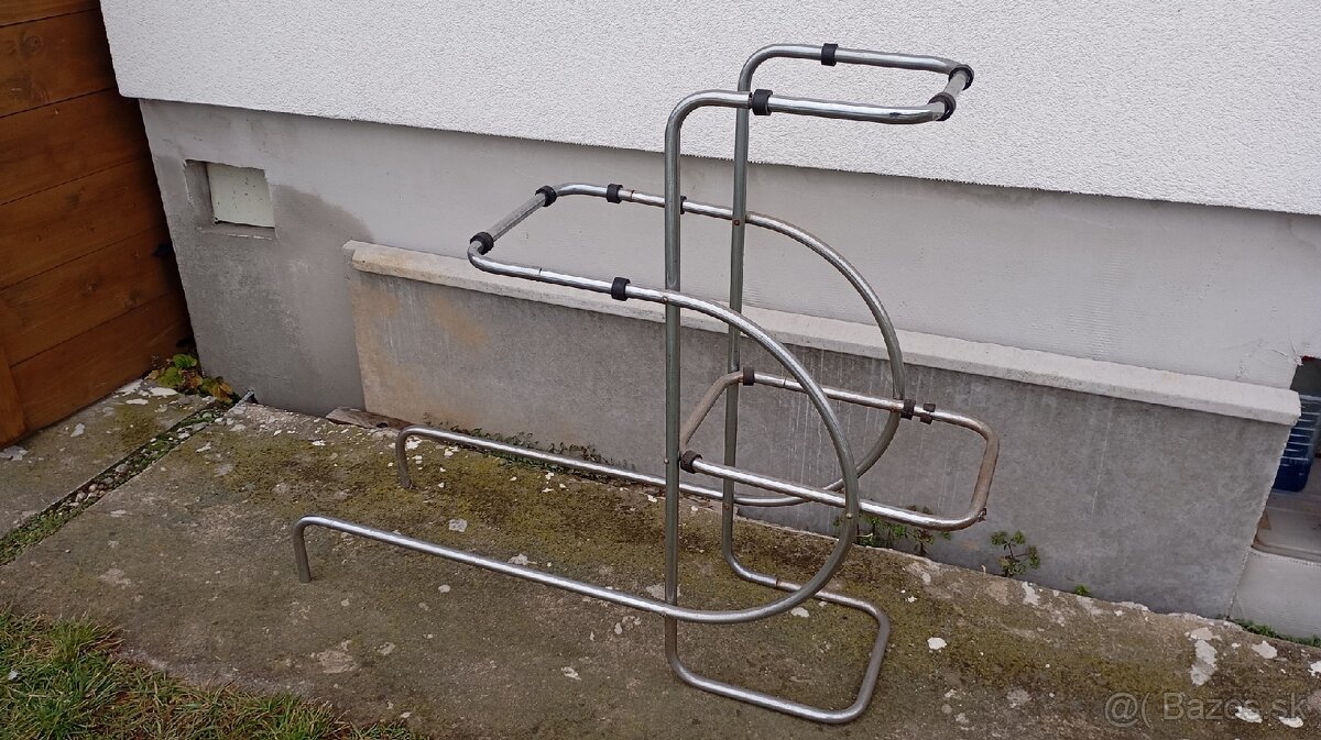 chrómový stojan na kvety, funkcionalizmus