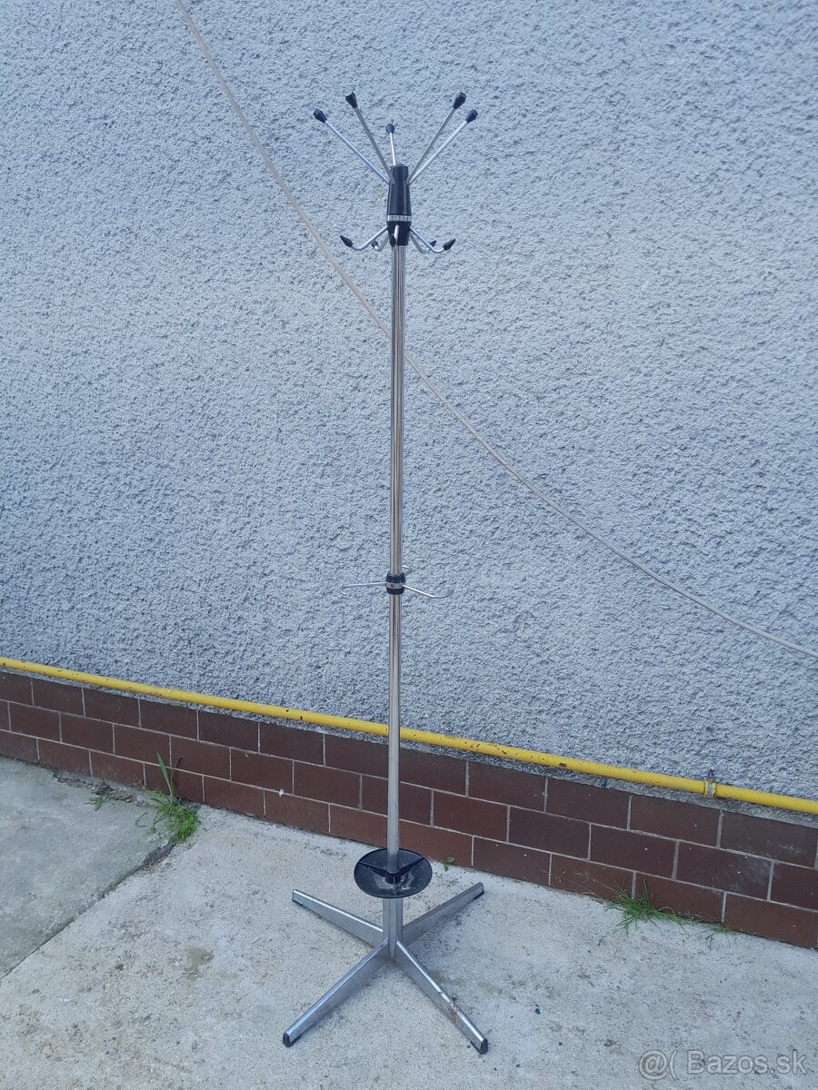 Predám kovový vešiak