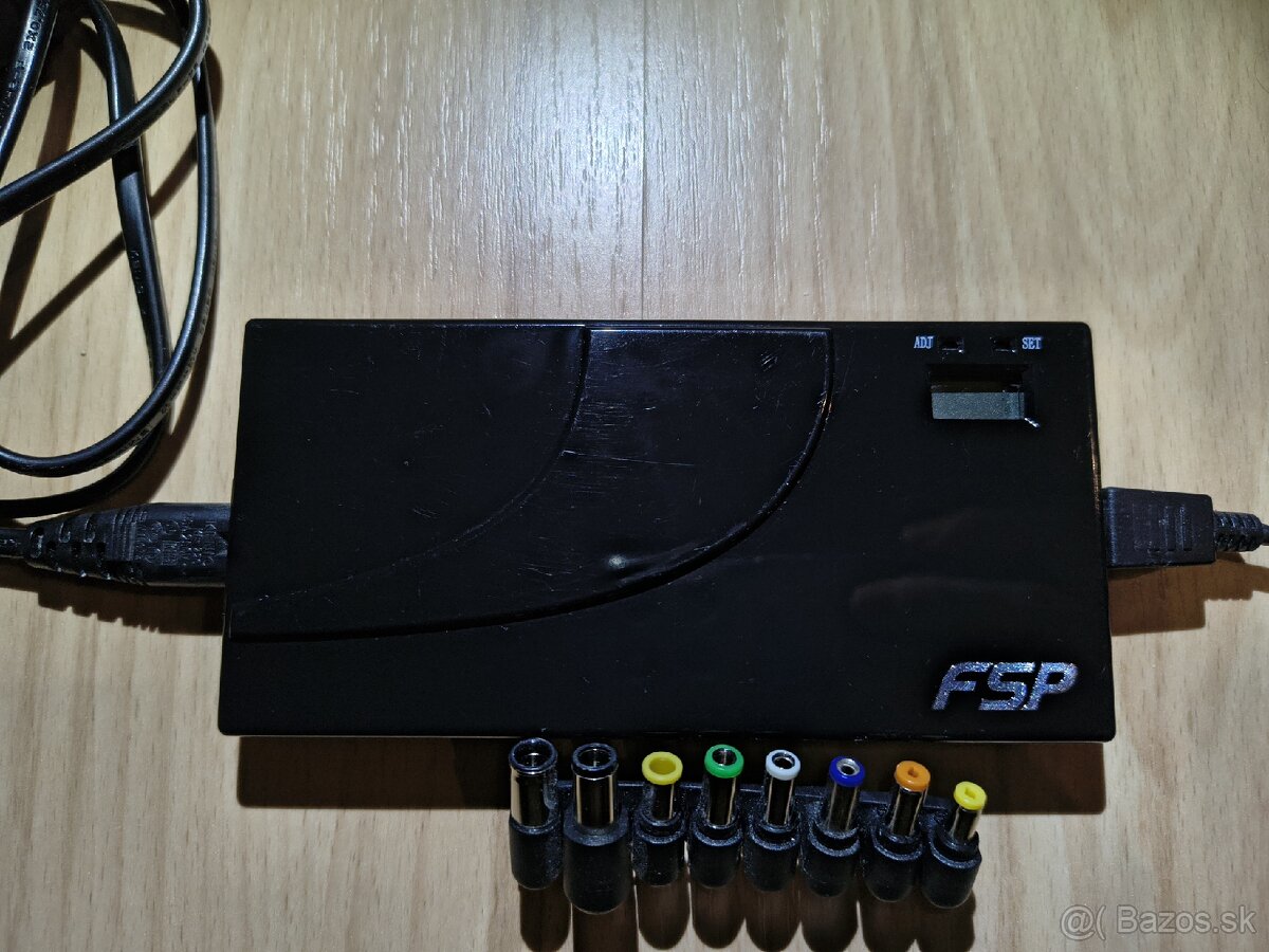Univerzálny adaptér pre notebooky FSP