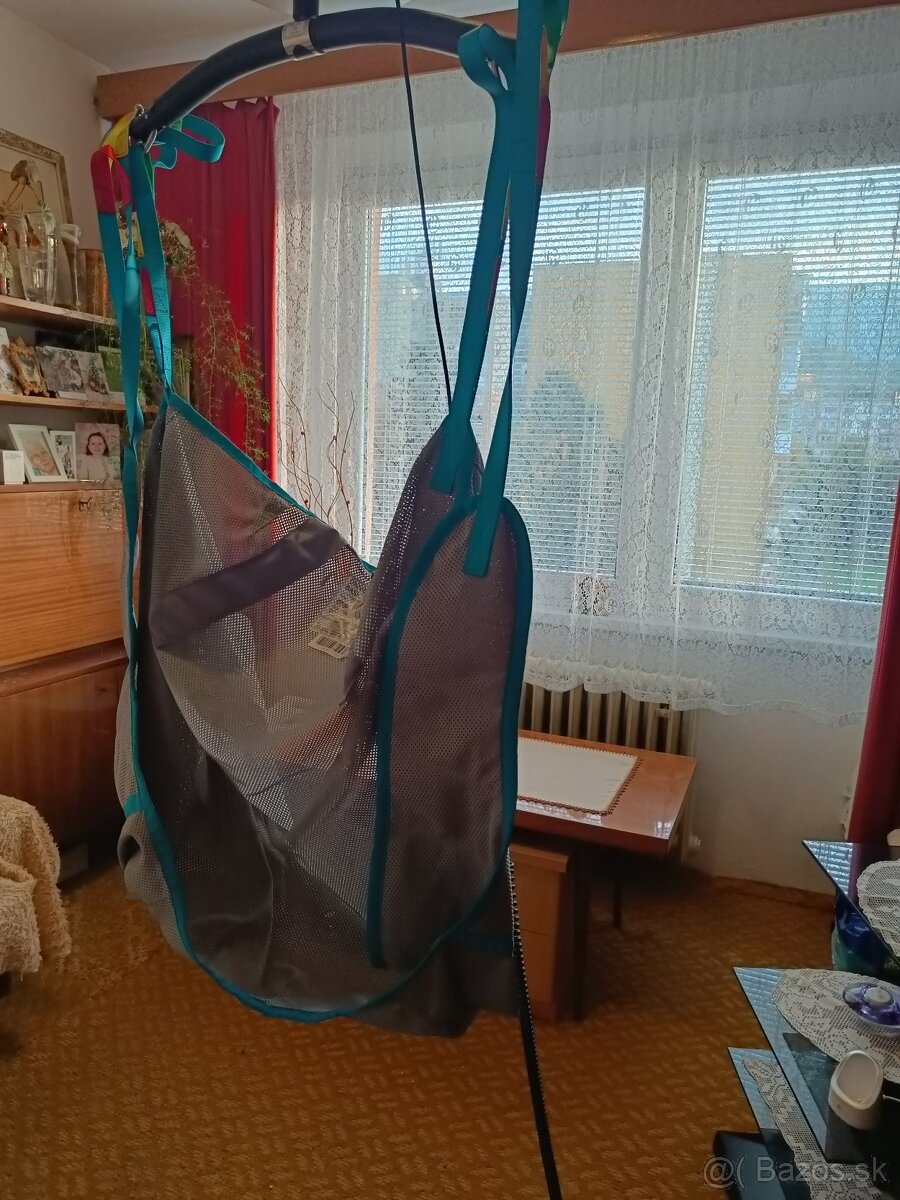 Stropný zdvihák pre imobilných