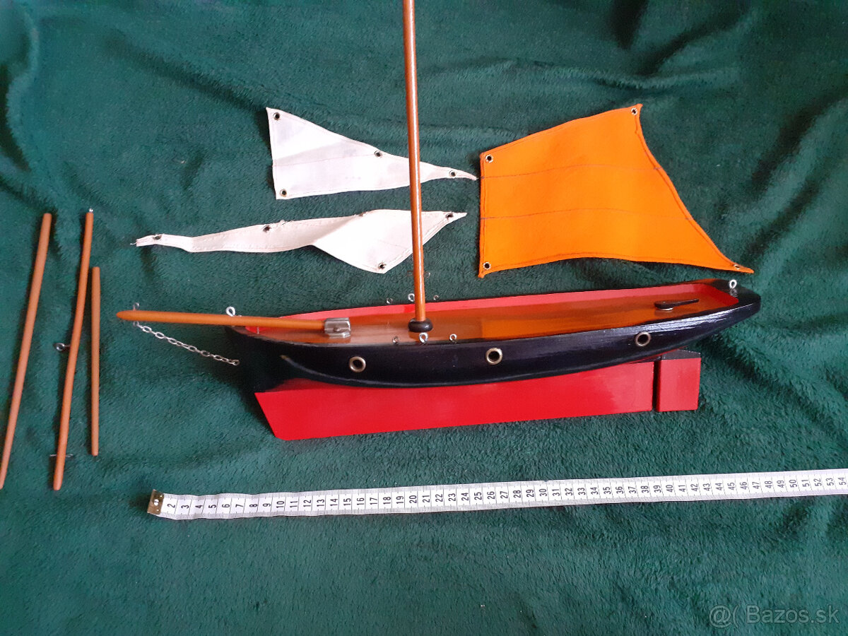 Drevený, plávajúci model lode - plachetnice