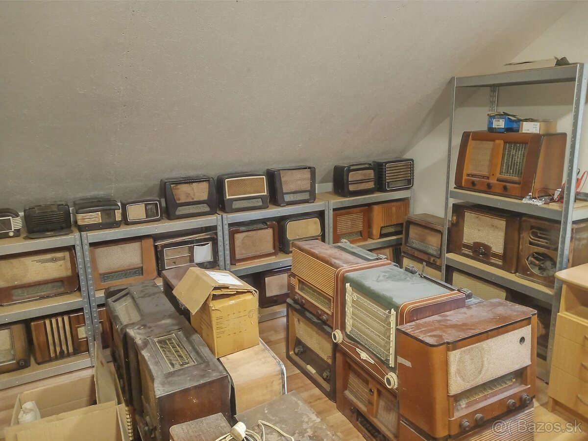 Staré retro elektrónkové rádio.