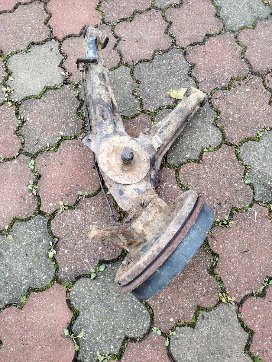 BMW E30 pravé zadné rameno