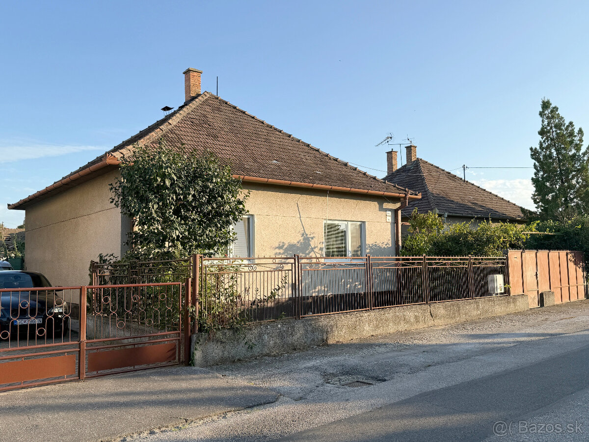 Starší ihneď obývateľný RD v centre Senca