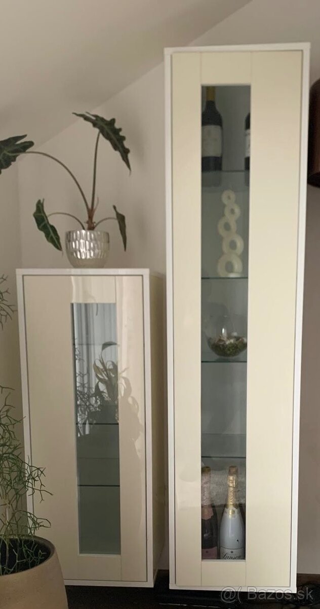 Predám 2 zavesné skrinky.