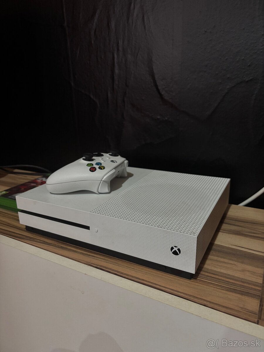 Xbox ONE S + monitor